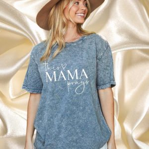 this-mama-prays-graphic-tee-tshirt-green-sowing-acorns-boutique